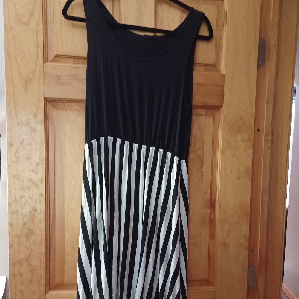 NWOT BLACK & WHITE STRIPE FLARED BOTTOM TANK DRESS